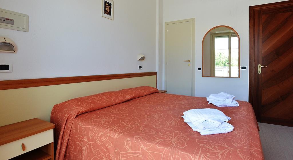 Hotel Bamar Pinarella Exteriör bild