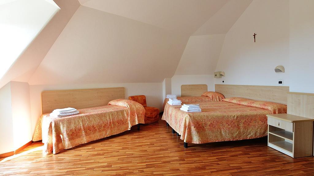 Hotel Bamar Pinarella Exteriör bild