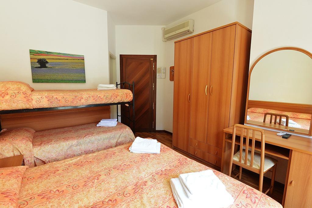 Hotel Bamar Pinarella Exteriör bild